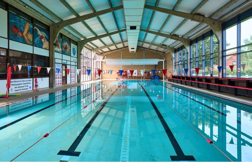 Piscina cubierta del campus